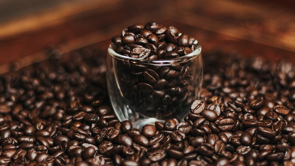 El café muy caliente pude causar quemaduras en las mucosas del colon.