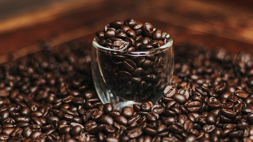 El café muy caliente pude causar quemaduras en las mucosas del colon.