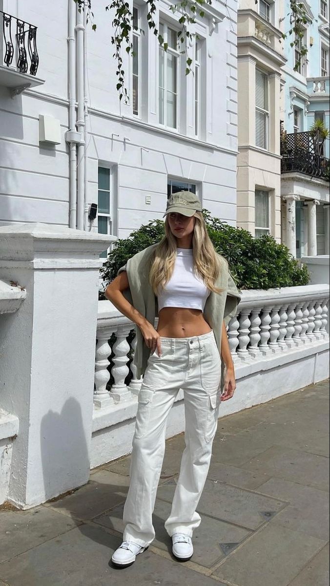 ¡Adiós camisa blanca! La camiseta que es obsesión de todas por su elegancia y versatilidad