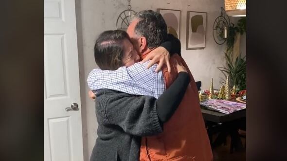 Padre e hija se fundieron en un abrazo