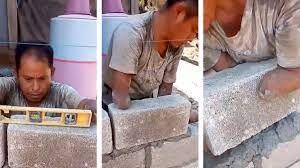 Los internautas alabaron a un albañil, que trabaja sin brazos.
