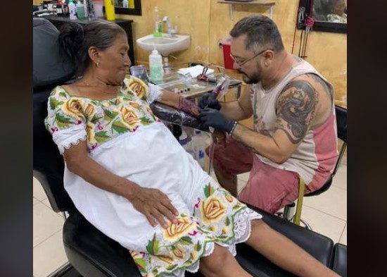 Anciana se hace su primer tatuaje