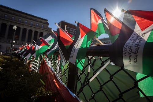 Las protestas no cesan: Izan la bandera de Palestina en una icónica estatua de Harvard