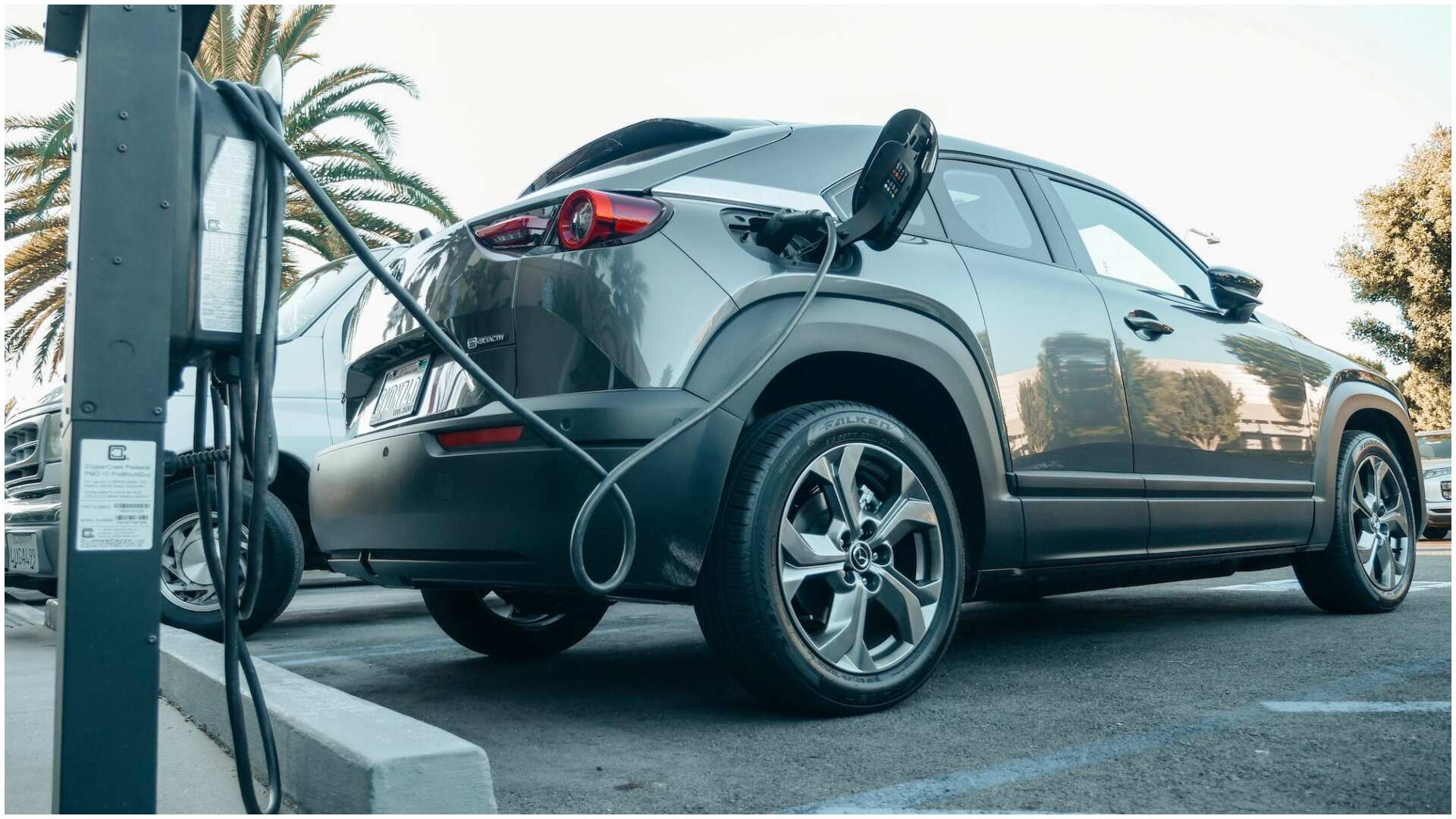 Cuánto cuesta cargar un carro electrico en Colombia (Imagen de una estación de carga eléctrica y un automóvil cargándose -- tomada de pexels)