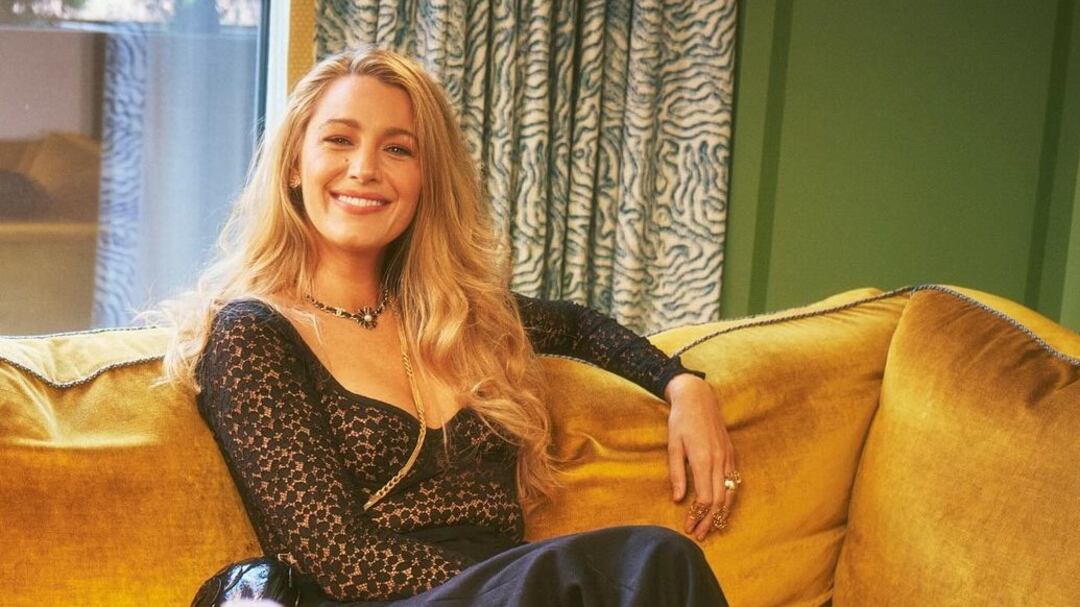 Blake Lively mostra que a unha floral é uma aposta elegante e sofisticada para esse momento