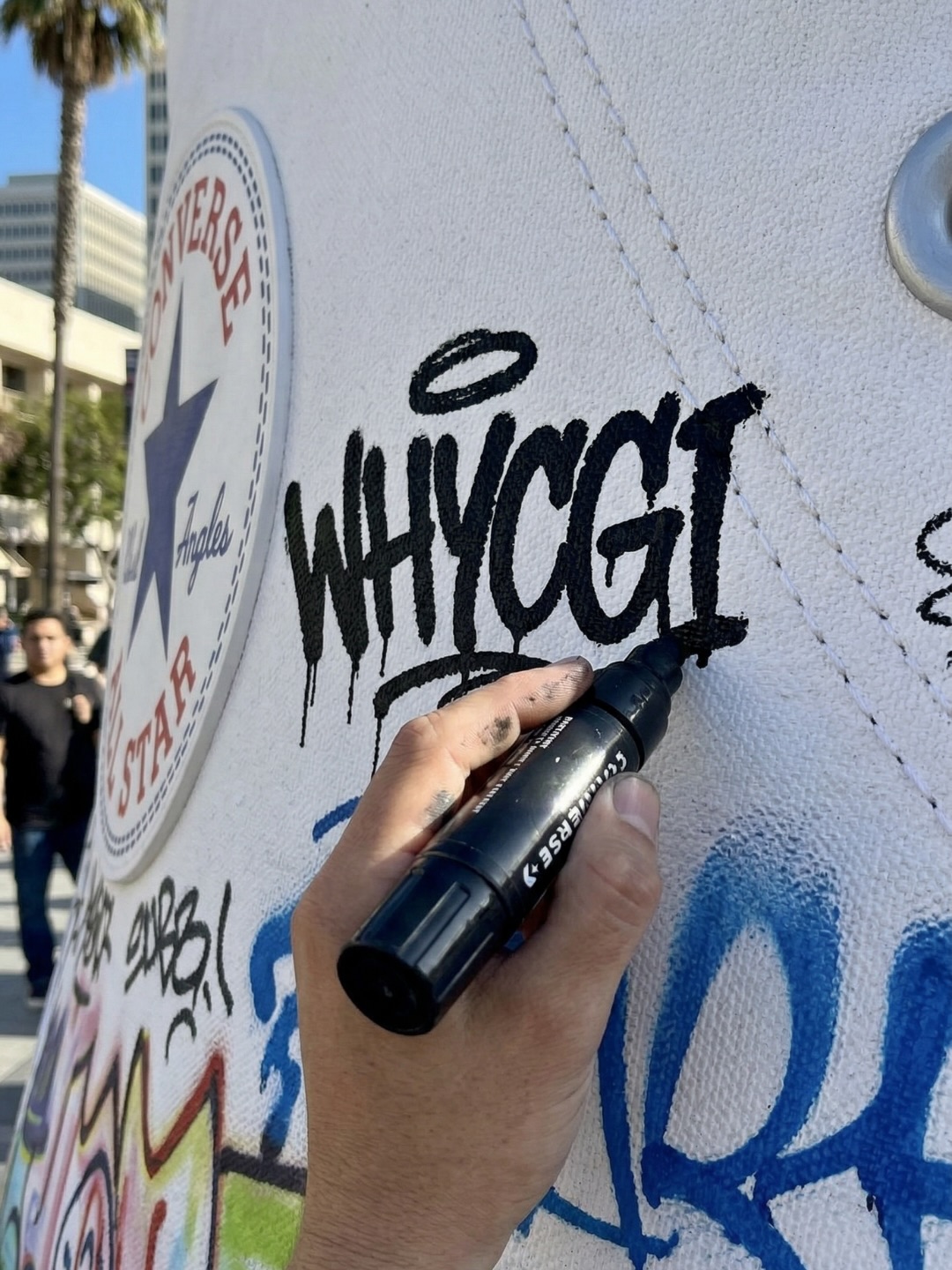 Converse gigantesco se convierte en un inesperado lienzo urbano