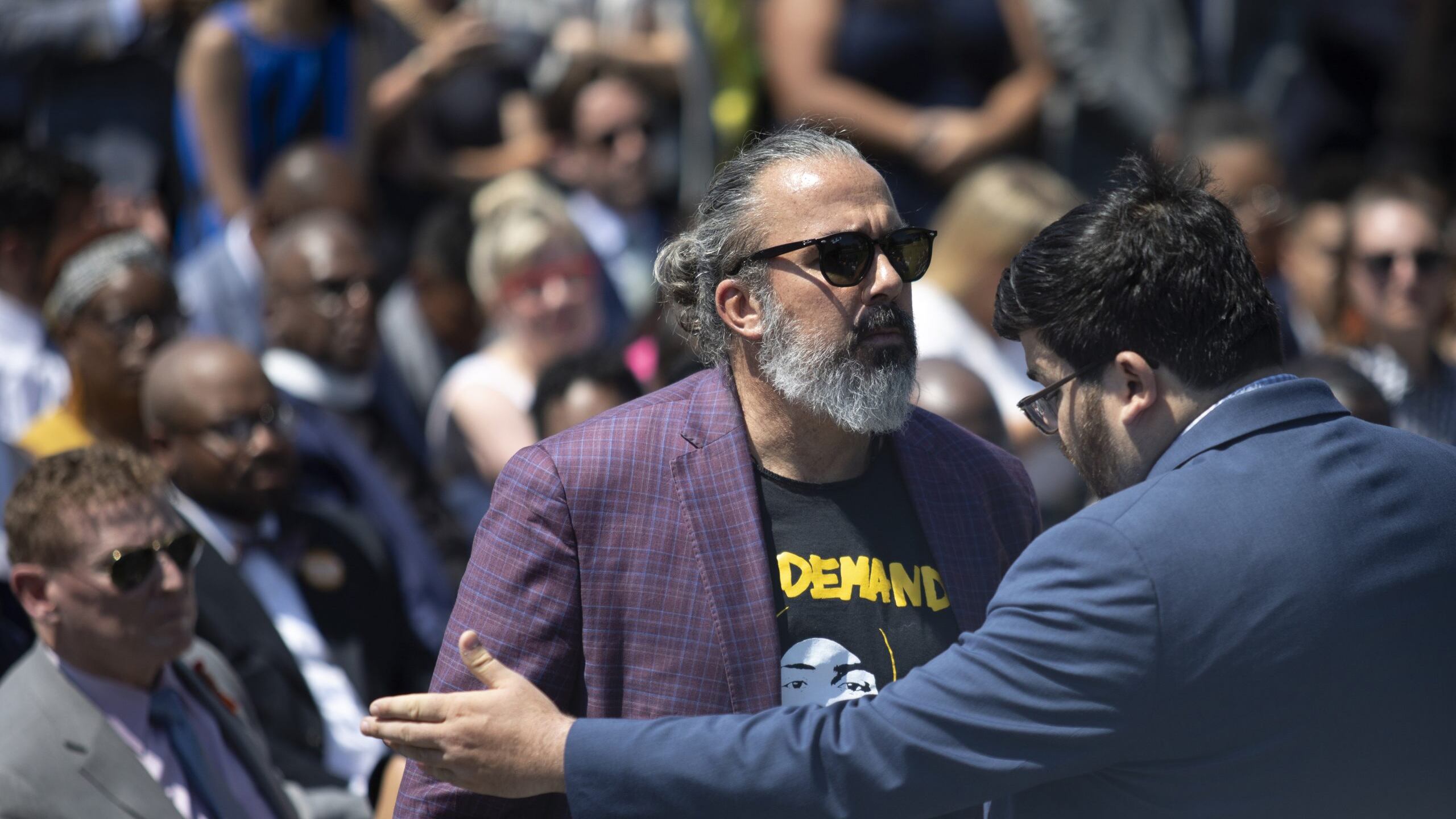 Manuel Oliver, padre de víctima de tiroteo, enfrenta a Joe Biden.