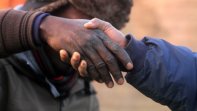 Se requiere que los beneficiarios elegibles, haitianos y cubanos, estén fuera de Estados Unidos.