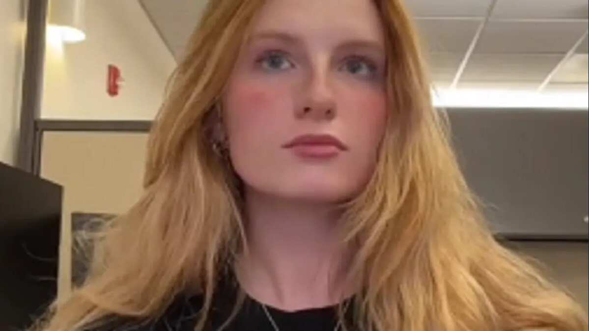 Estudiante de Derecho es despedida por no usar sostén, y demanda a su trabajo.