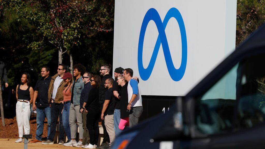 MENLO PARK, CALIFORNIA - 28 DE OCTUBRE: Los empleados de Facebook se reúnen frente a un cartel que muestra un nuevo logotipo y el nombre 'Meta' frente a la sede de Facebook el 28 de octubre de 2021 en Menlo Park, California. En la sede de Facebook se han presentado un nuevo nombre y un nuevo logotipo tras un cambio de nombre muy esperado para la plataforma de medios sociales. (Foto de Justin Sullivan/Getty Images)