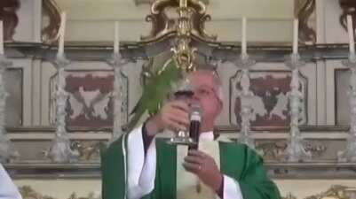 Loro quiere beber del vino en misa