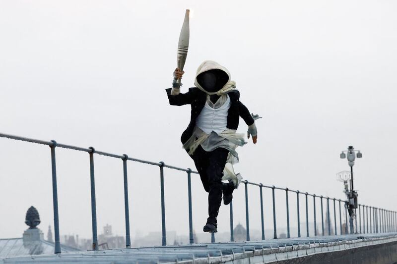 Enmascarado portador antorcha