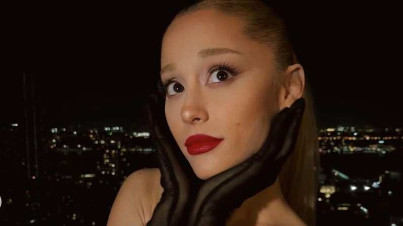 Ariana Grande retomó su carrera musical.