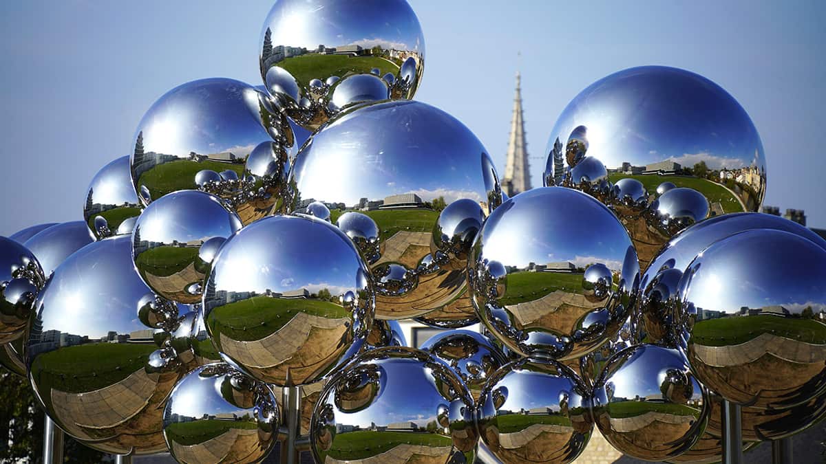 La nueva instalación Molecular Cloud, del artista francés Vincent Leroy, se ha convertido en un punto focal del aniversario milenario de Caen, en Normandía, Francia. Foto: Freepik.