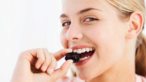 La ciruelas pasas aumentan una barrera intestinal más sana para las mujeres de más de 50 años.