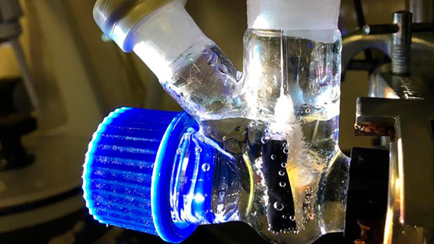 Un fotorreactor con una hoja artificial que funciona bajo irradiación solar