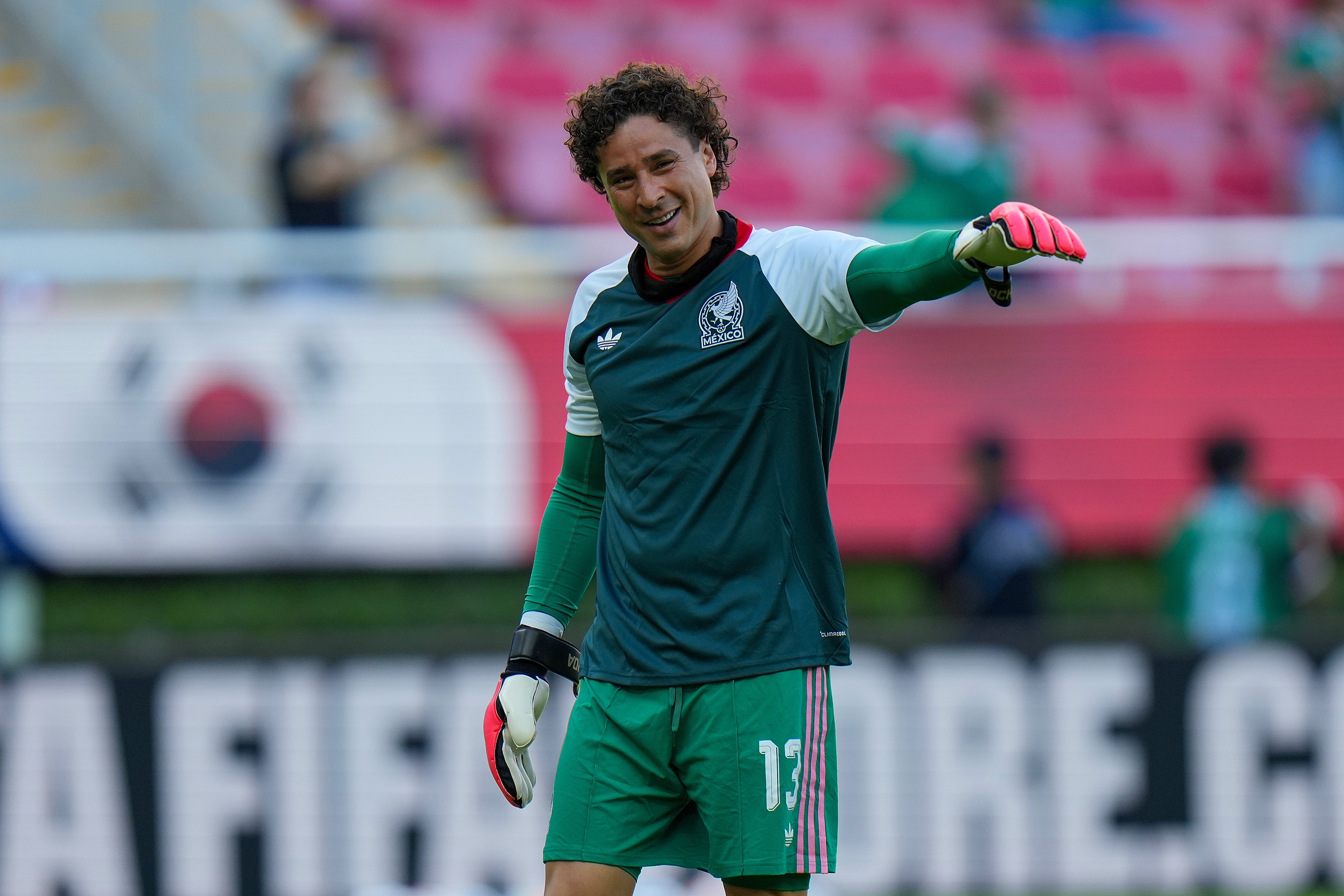 Guillermo Ochoa sería titular ante República Checa.