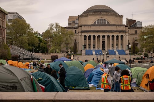 Dan lapso hasta este lunes a protestantes de Universidad de Columbia para abandonar campamentos