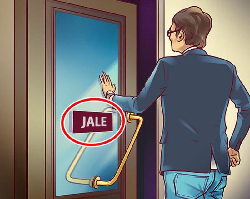 La persona abrió la puerta mal.