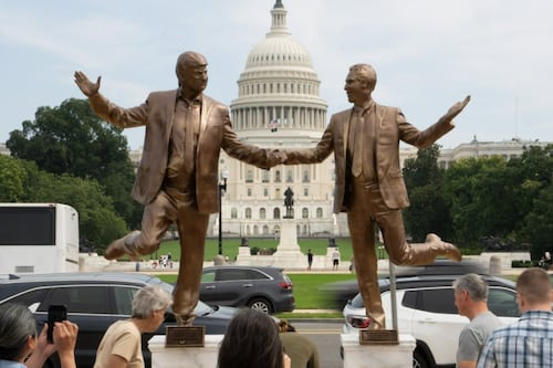 La Casa Blanca ordenó remover escultura de Trump y Epstein de la mano en Washington