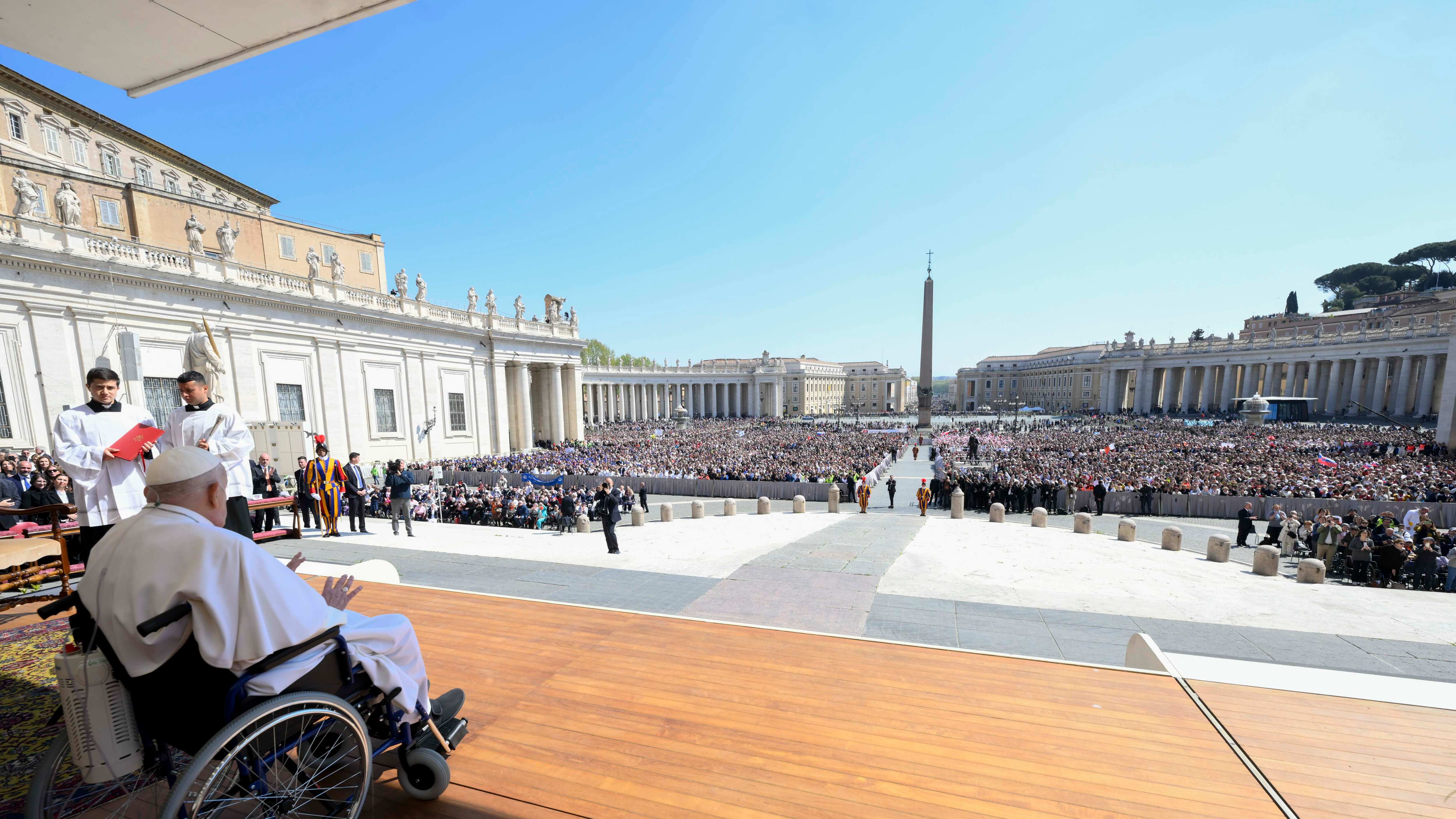 Papa Francisco y su sorpresiva llegada a la Plaza de San Pedro