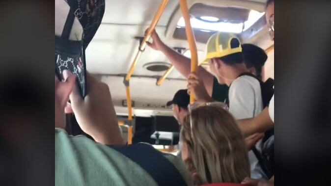 Pasajeros guian a chofer