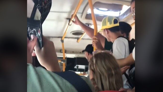 Pasajeros guian a chofer