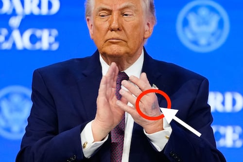 ¿Qué le pasó a Trump en Davos que encendió las alertas sobre su estado de salud?