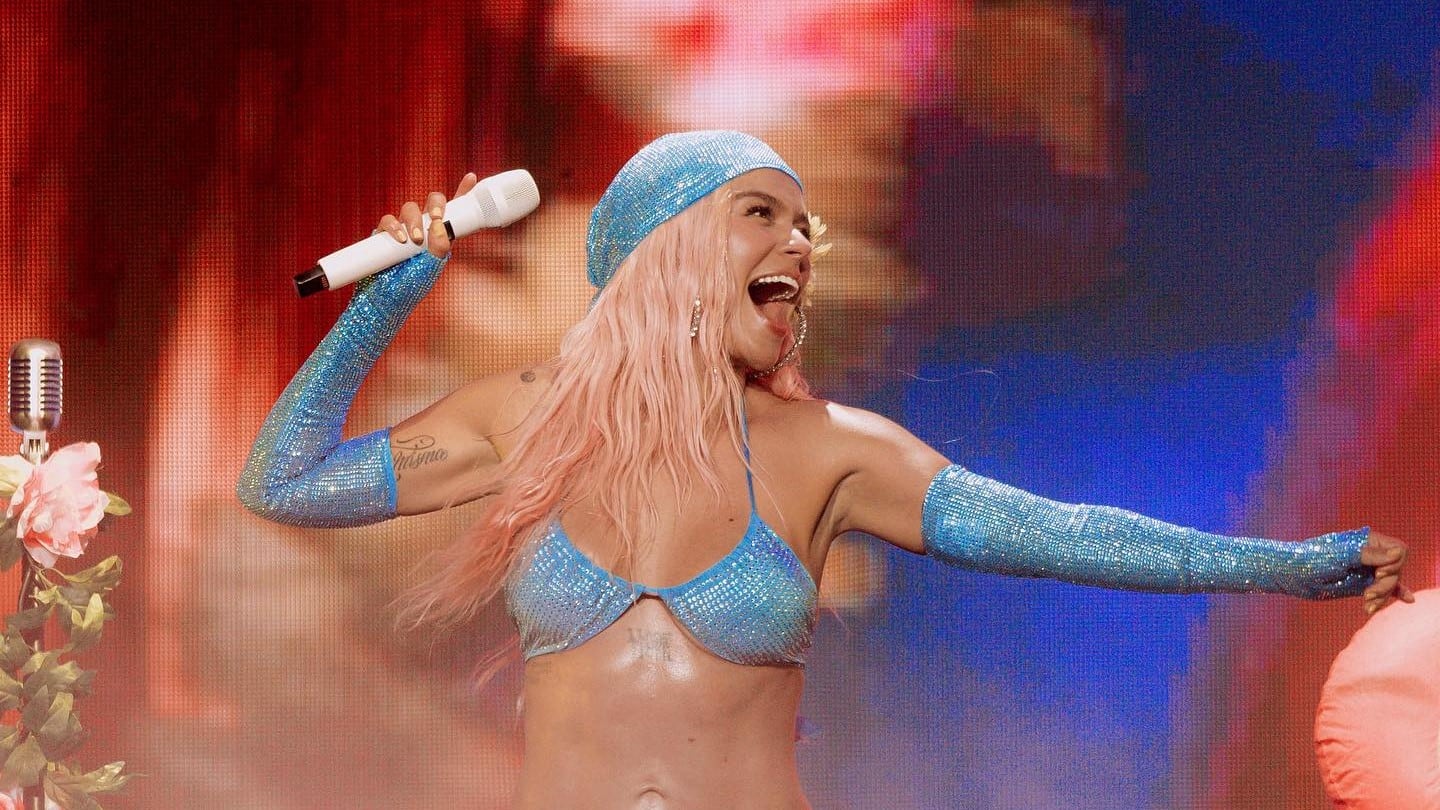 Karol G se quedó con el teléfono de un fan al salir de un hotel en Alemania y ya está tras la pista del dueño