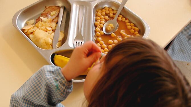 Los garbanzos son alimentos saludables, aparte del pollo a la placha y los vegetales.