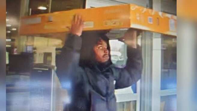 El hombre salió tranquilamente con los televisores robados por la puerta principal