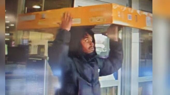 El hombre salió tranquilamente con los televisores robados por la puerta principal