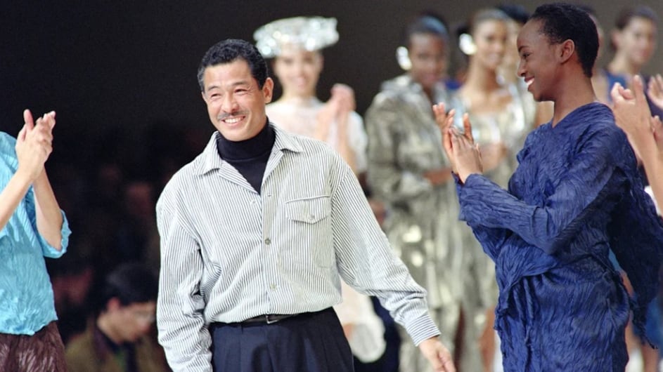 El aclamado diseñador de moda japonés, Issey Miyake, falleció debido a un cáncer de hígado el 5 de agosto en Tokio