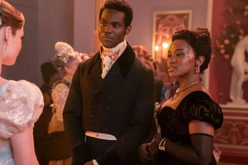 Julia Quinn, autora de “Bridgerton”, ante las críticas del cambio de Michael Stirling