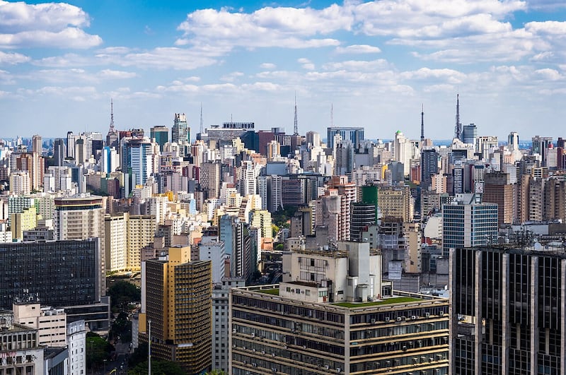 La República Federativa de Brasil es un país sudamericano con una rica diversidad cultural y natural. Su capital es Brasilia y su idioma oficial es el portugués. Es el quinto país más grande del mundo por extensión y el sexto más poblado. En la foto, panorámica de Sao Paulo. Foto: Wikipedia (Deni WIlliams).