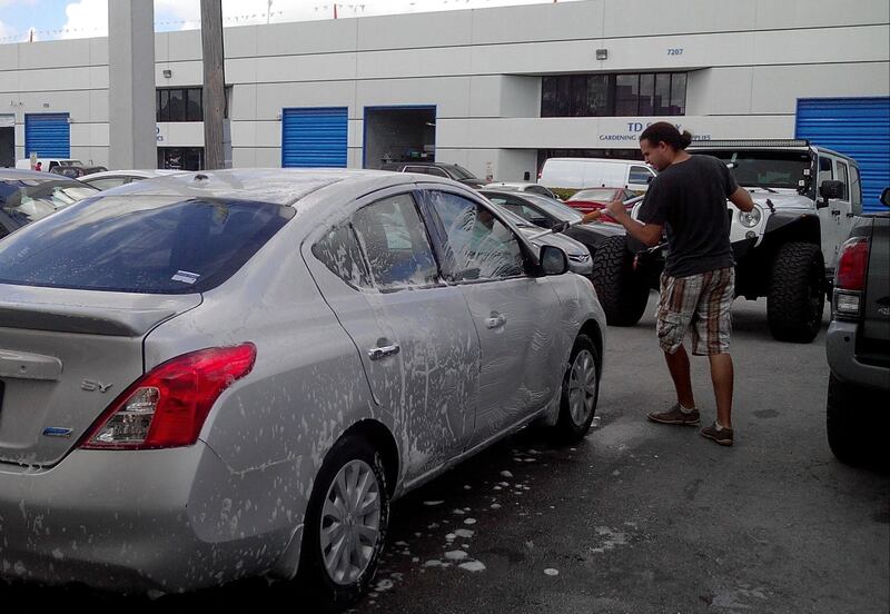 En el primer trabajo, Pedro Barboza transportaba pasajeros de un lugar a otro, UBER.