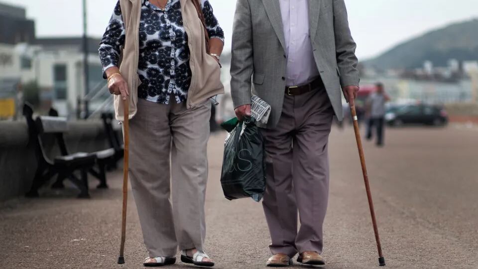 Desde hace tiempo los jubilados y discapacitados esperan el aumento de su remuneración mensual.