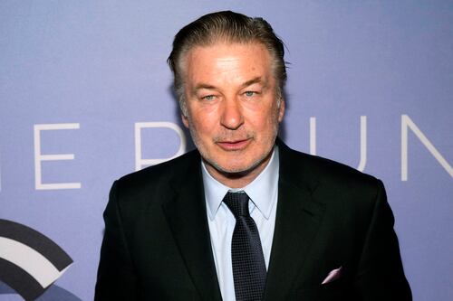 Alec Baldwin padece de estrés postraumático tras la tragedia en ‘Rust’, según su esposa