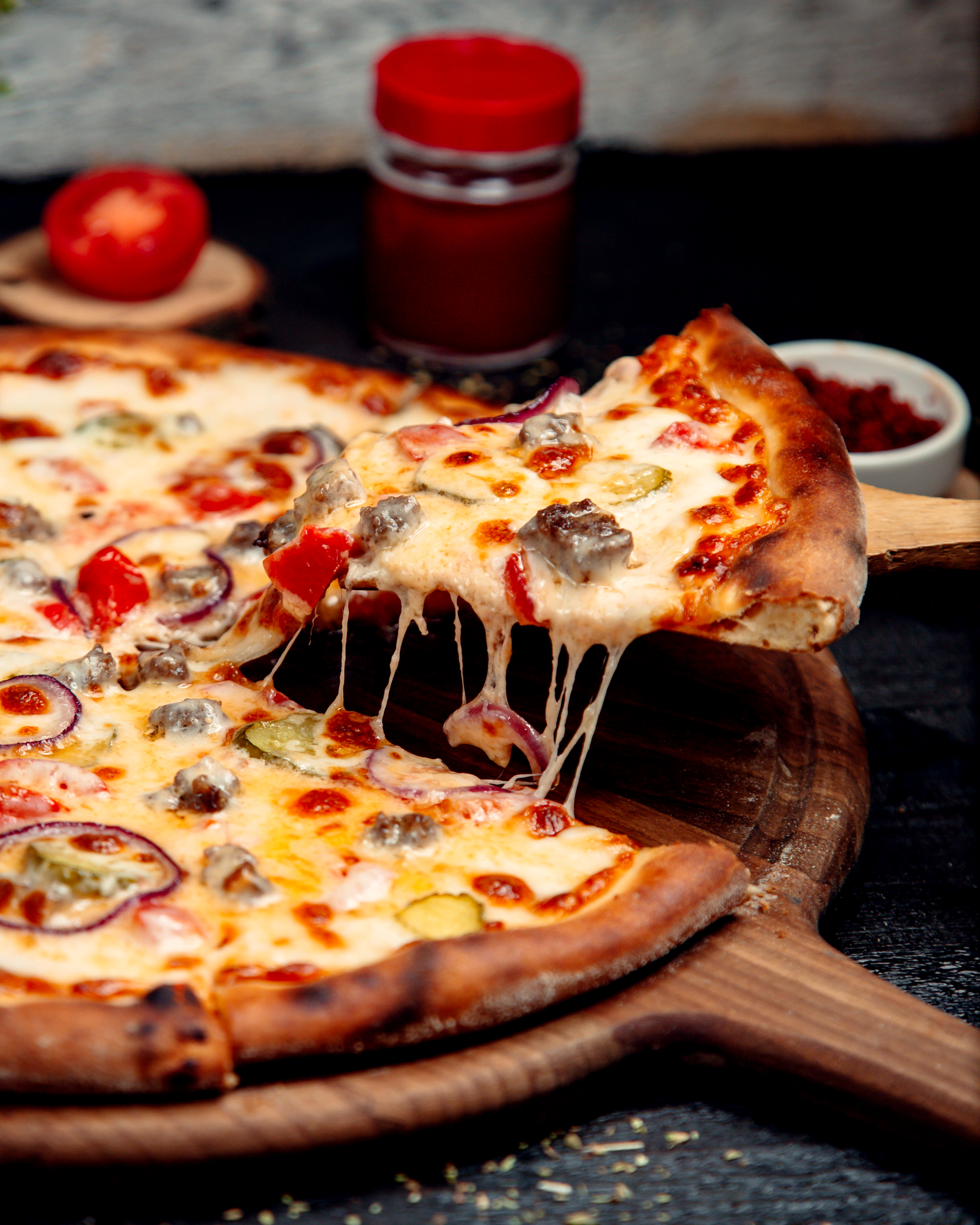 Una pizza es una base de masa de pan, por lo general fina y redonda, cubierta con salsa de tomate, queso mozzarella y otros ingredientes troceados al gusto. Se elabora en un horno a alta temperatura. Foto: Freepik.