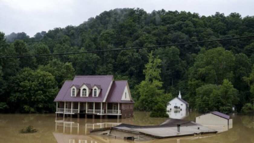 Casa mientras ocurre tormenta en Kentucky