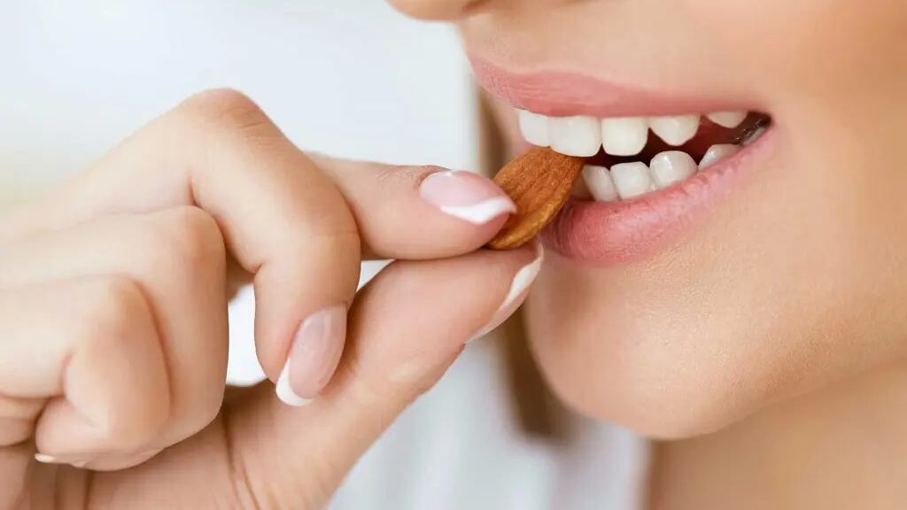 Comer almendras es bueno para la salud.
