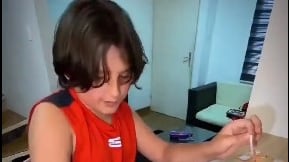 niño invidente adapta álbum de Qatar 2022 al Braille