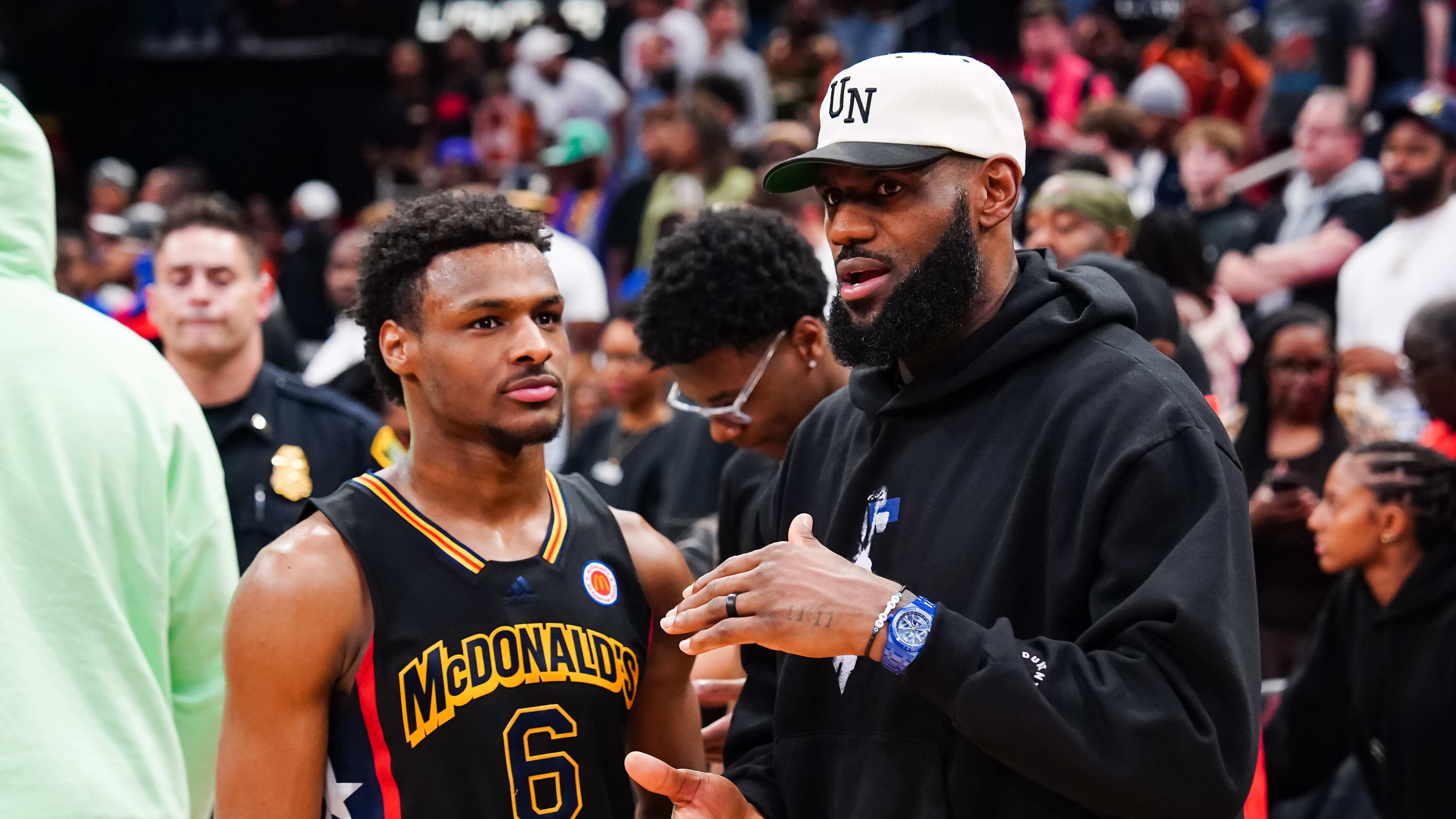 Bronny James y su padre, LeBron. / AFP