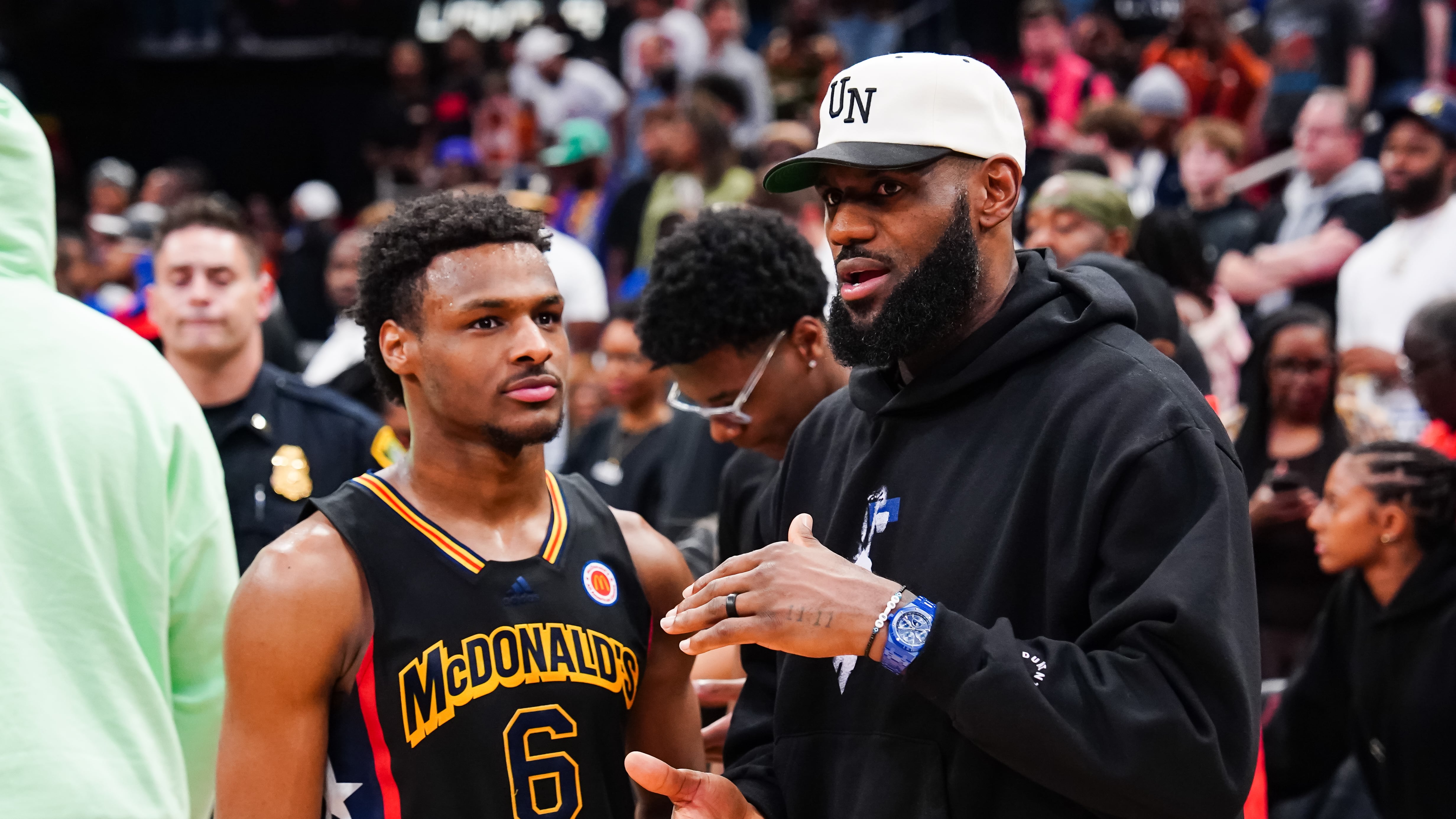 Bronny James y su padre, LeBron. / AFP