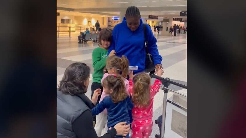 Los niños corrían detrás de su niñera para que no se fuera