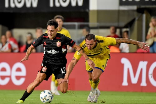 “En observación...”: entregan parte médico de Javier Altamirano tras desplomarse en pleno partido y convulsionar en la cancha