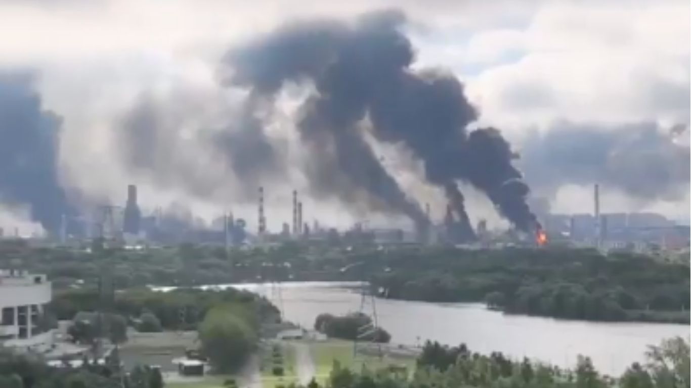 Masivo ataque con drones sacude Moscú: Ucrania incendia refinería clave y desafía a Putin