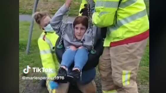 Keira quedó fuertemente atascada en un columpio y se hizo viral