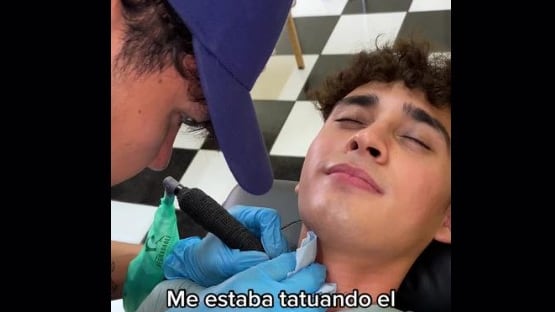 El joven se tatuaba el nombre de su novia, cuando ella lo llamó por teléfono para terminar la relación