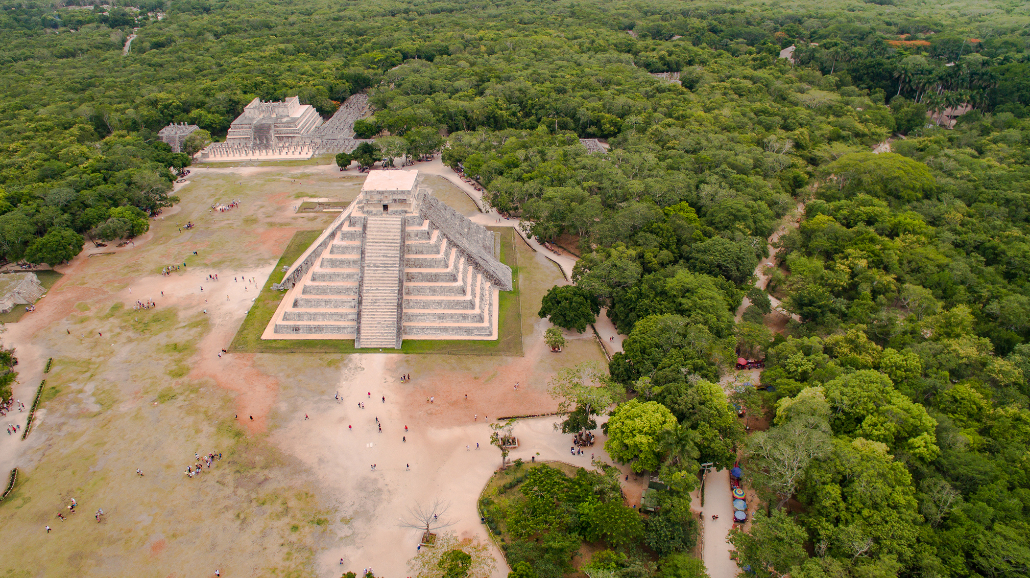 Las maravillas del mundo son monumentos y construcciones que desafían el tiempo y la imaginación, desde la legendaria Gran Pirámide de Guiza hasta la imponente Gran Muralla de China. Fotos: Unsplash y Creative Commons.